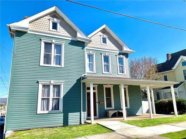 201 College Ave, Mount Pleasant, PA 15666