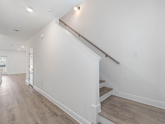 2nd image of 7 Renea Cv