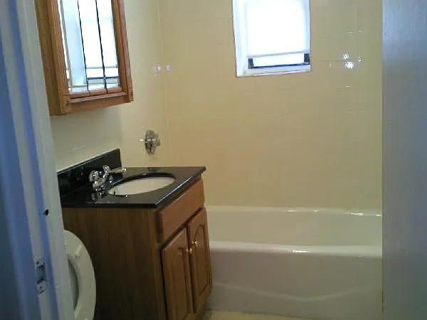 3 bed, 9999 sqft, $2,700 — Photo 2