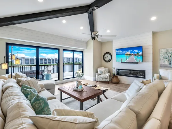 243 La Peninsula Blvd, Naples, FL 34113