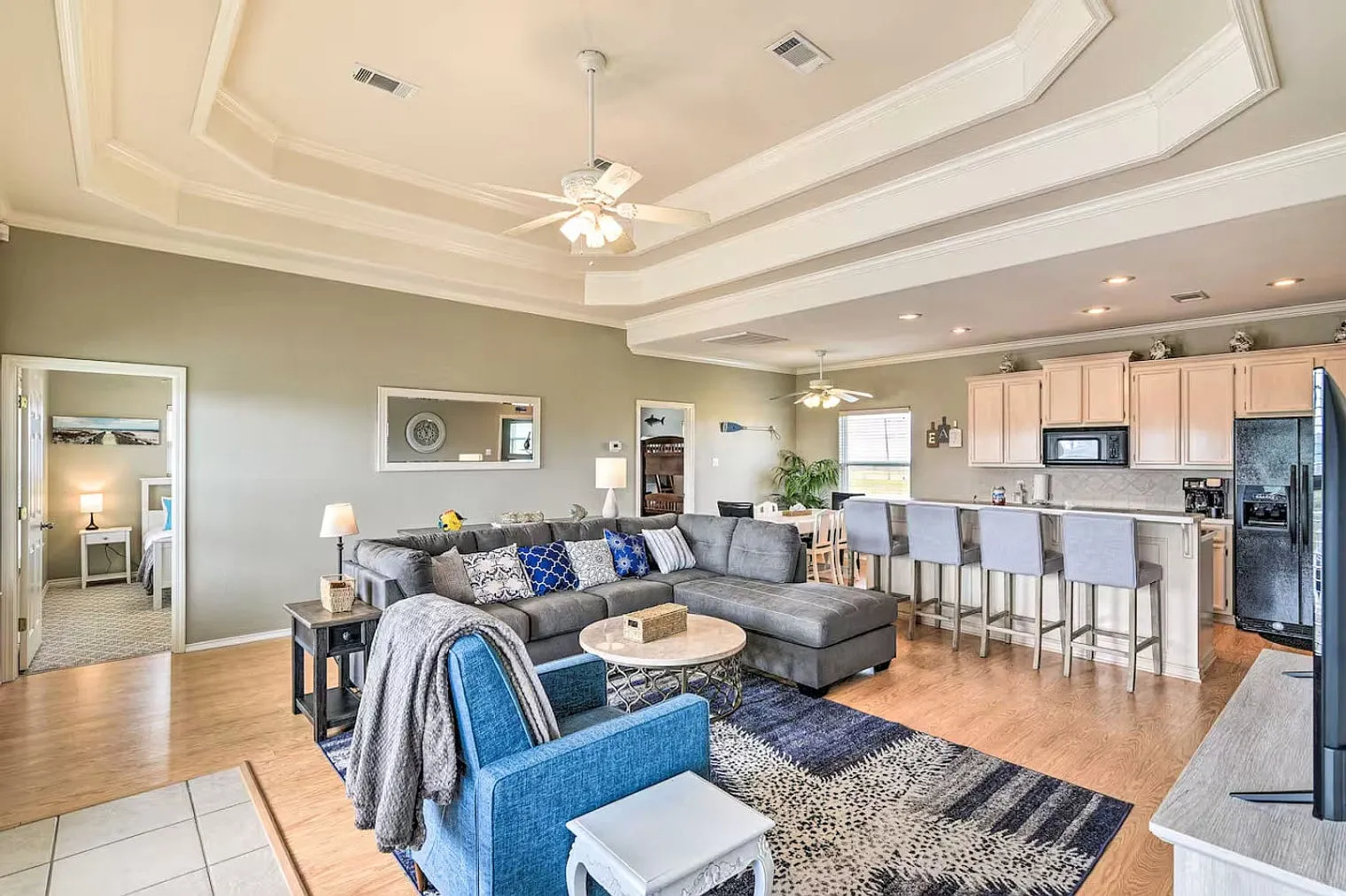 3 bed, 2.0 bath, 1420 sqft, $2,437 — Photo 1