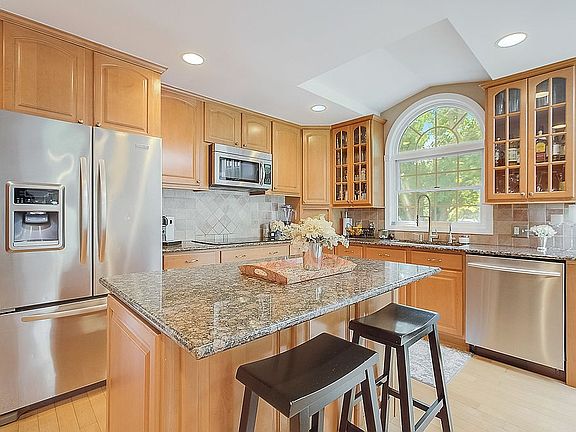 5th image of 30 Spyglass Ln