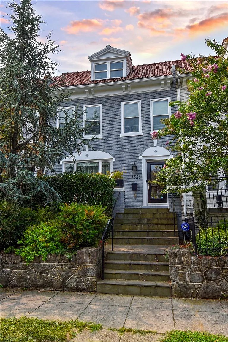 1528 Spring Pl NW photo 1