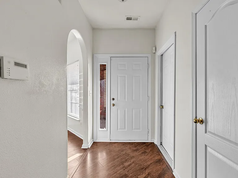 2322 Charing Cross Rd — Photo 5