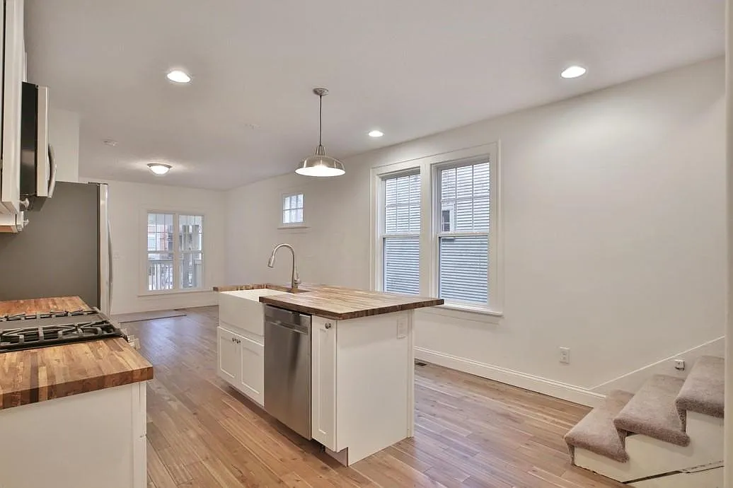 1661 Oak St — Photo 3