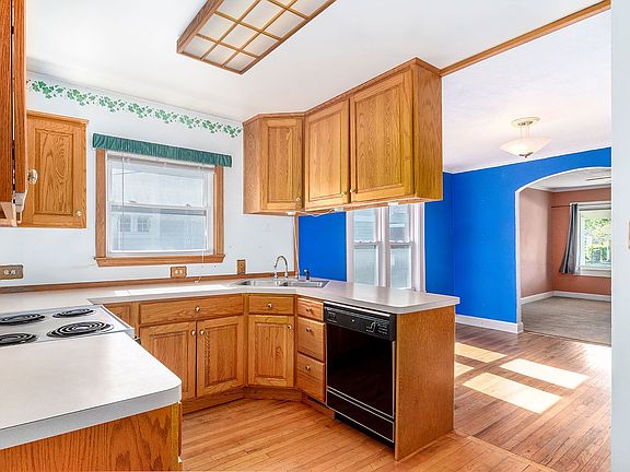5th image of 146 E Oak St