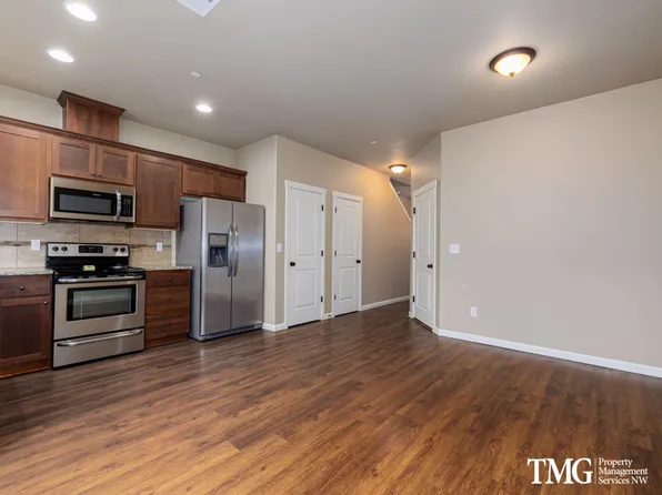 Garage, Backyard, 3 Bedroom - Now Leasing, 4105 NE Saint Johns Rd #8, Vancouver, WA 98661
