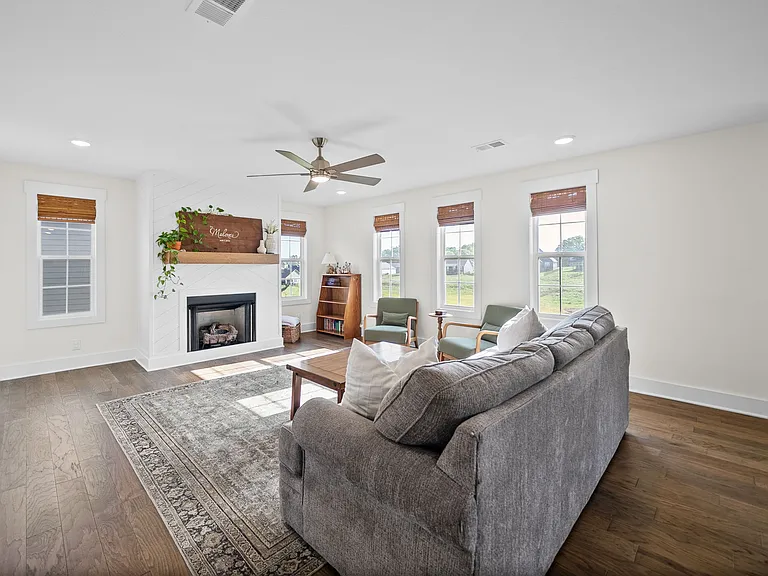 354 Frontier Dr — Photo 5