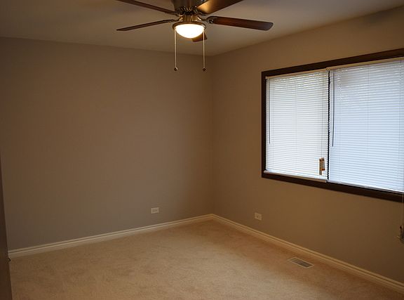 5th image of 2S723 Winchester Cir E Unit 1