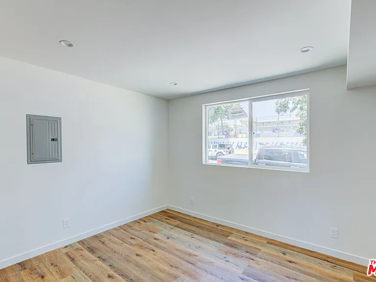 11906 Rochester Ave — Photo 10