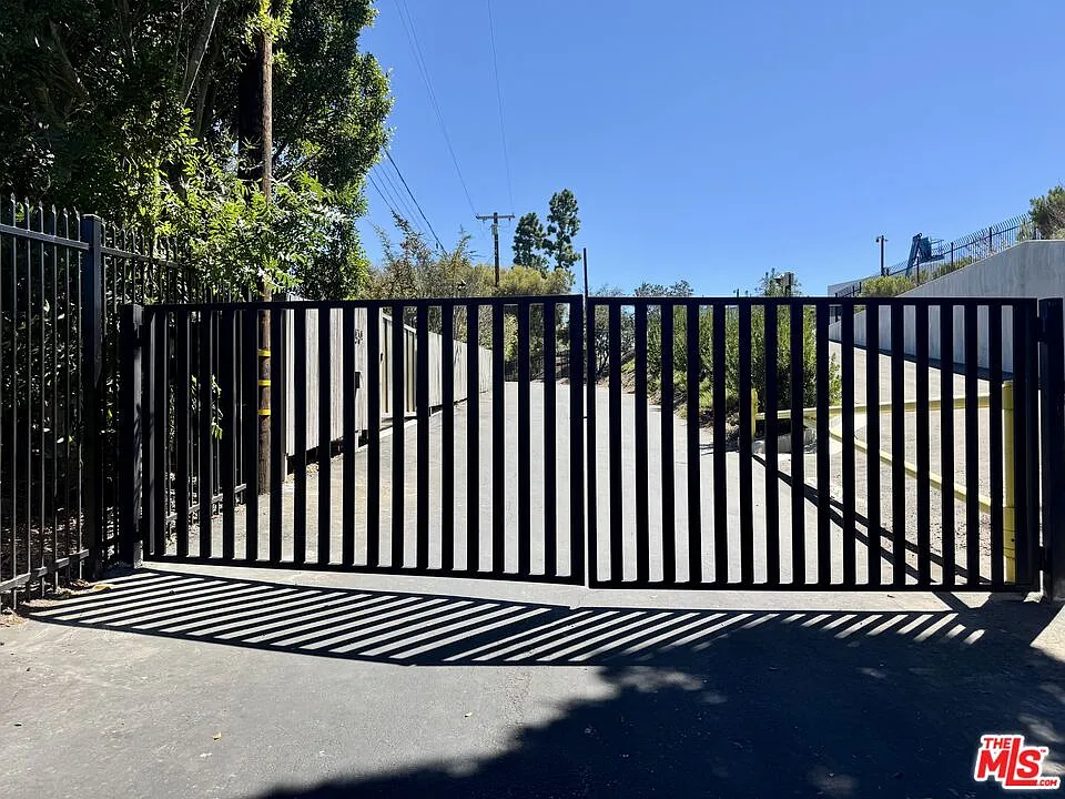 15434 Mulholland Dr