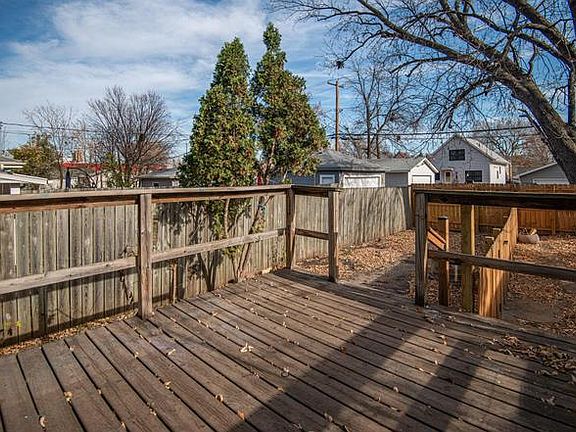 Back deck (Grill not pictured).