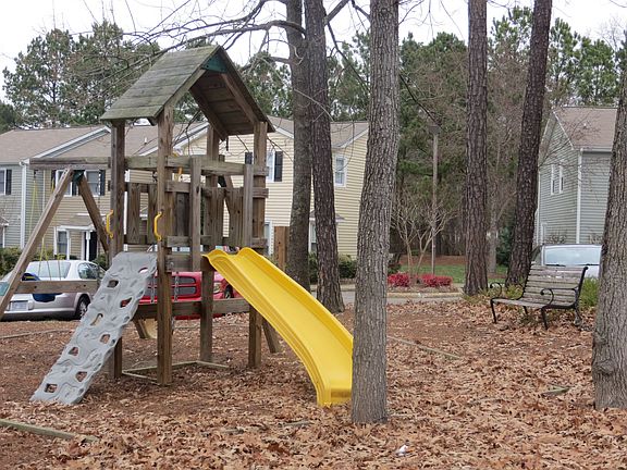 3rd image of 507 Darby Glen Ln