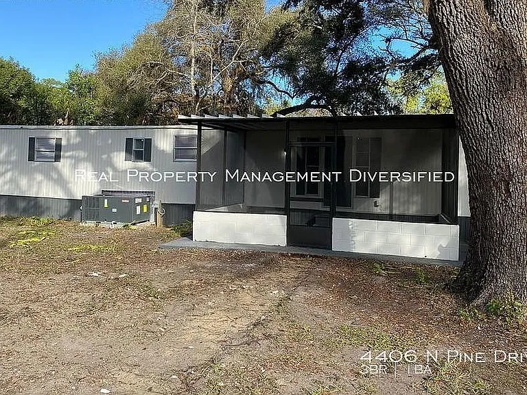 4406 N Pine Dr — Photo 1