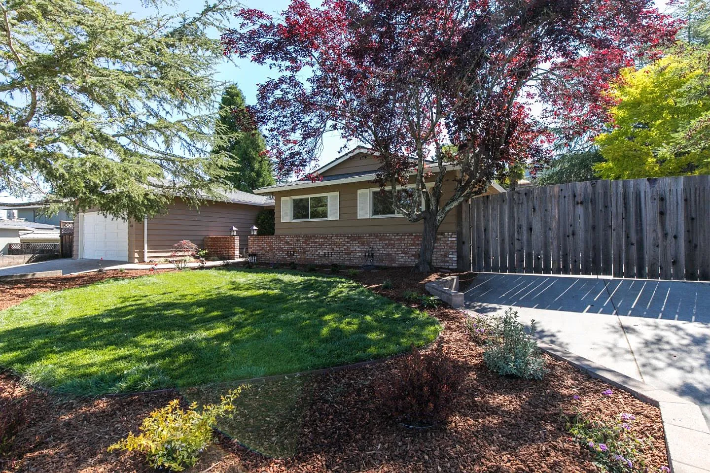 673 Pinecone Dr photo 1