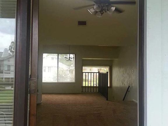 Formal dining area connect to living room, also good for an