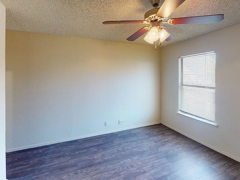 521 W Sycamore St — Photo 22