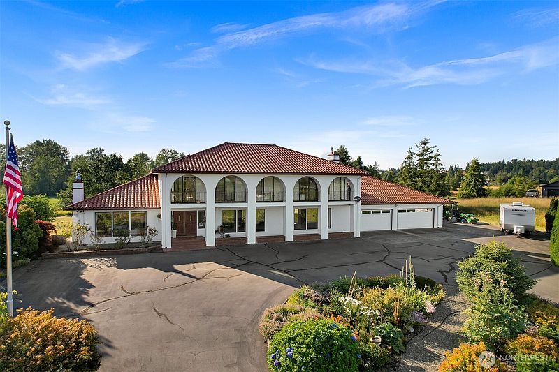 4th image of 2752 Douglas Road