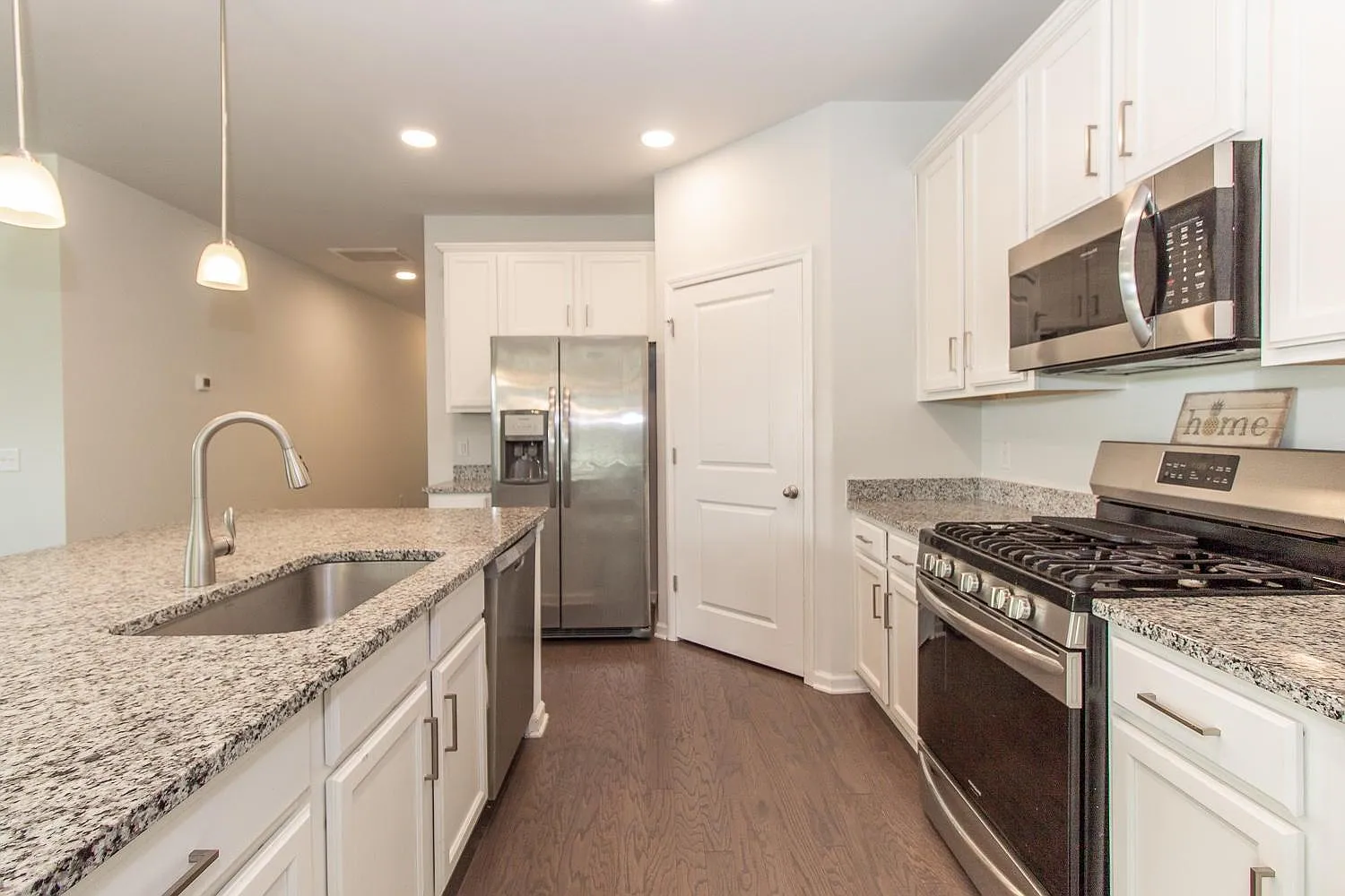 3 bed, 1719 sqft, $2,500 — Photo 3