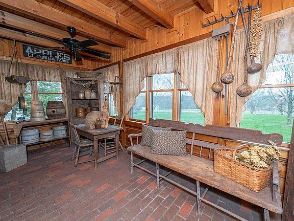 4th image of 2670 Camelot Dr