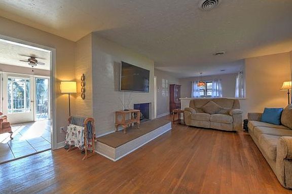 4th image of 403 Knob Hill Dr