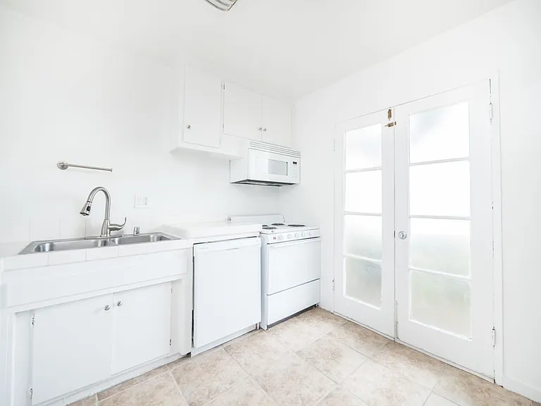 21736 Roscoe Blvd — Photo 20