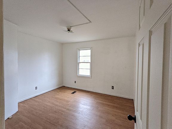 3rd image of 1225 Sanford St