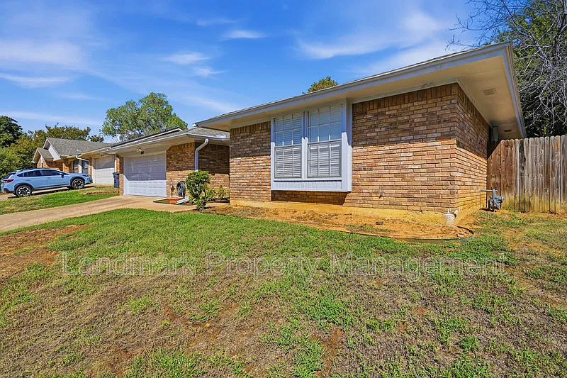 3 bed, 2.0 bath, 1518 sqft, $2,350 — Photo 3