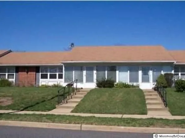 560C Portsmouth Dr, Lakewood, NJ 08701