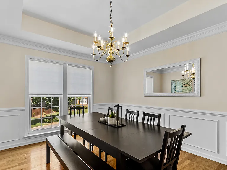 Expandable dining table
