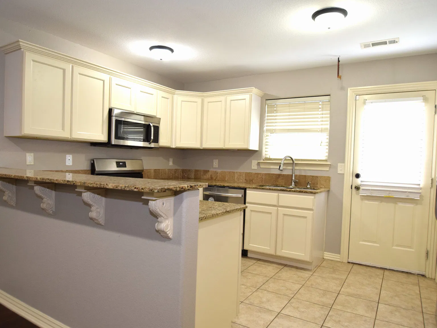 3 bed, 2.5 bath, 1623 sqft, $1,550 — Photo 4