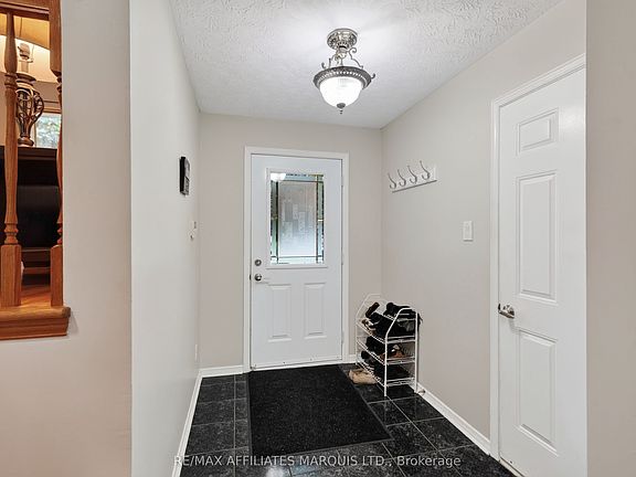 3rd image of 828 Chelsea Cres