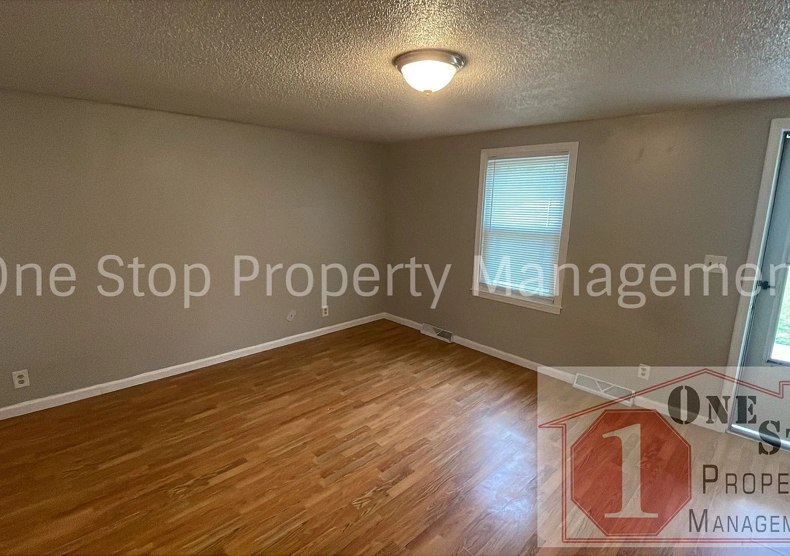 Adorable 2 Bedroom, 1 Bathroom in Independence! — Photo 3