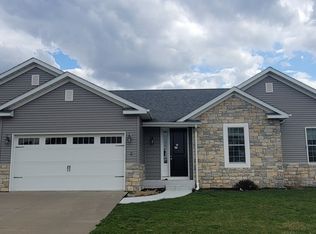 2 Blackstone Ct, Le Claire, IA 52753