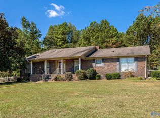 33 Scenic Dr, Laceys Spring, AL 35754