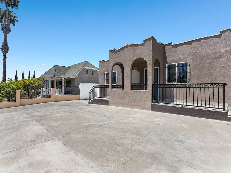 1181 N Berendo St — Photo 15