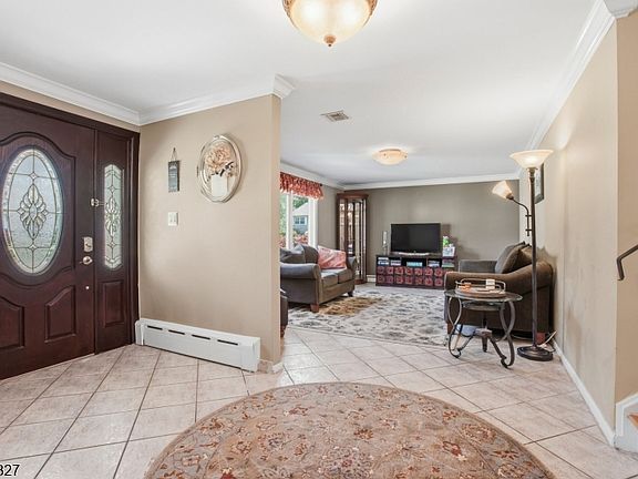 3rd image of 11 Briar Hills Cir