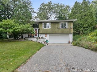 727 Prairie Creek Rd, Ionia, MI 48846