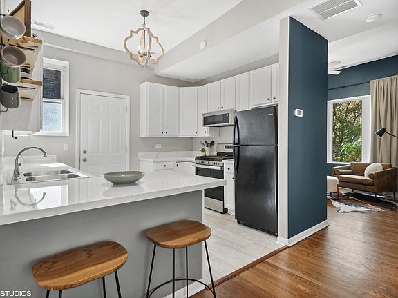 4th image of 2457 W Leland Ave APT 3W