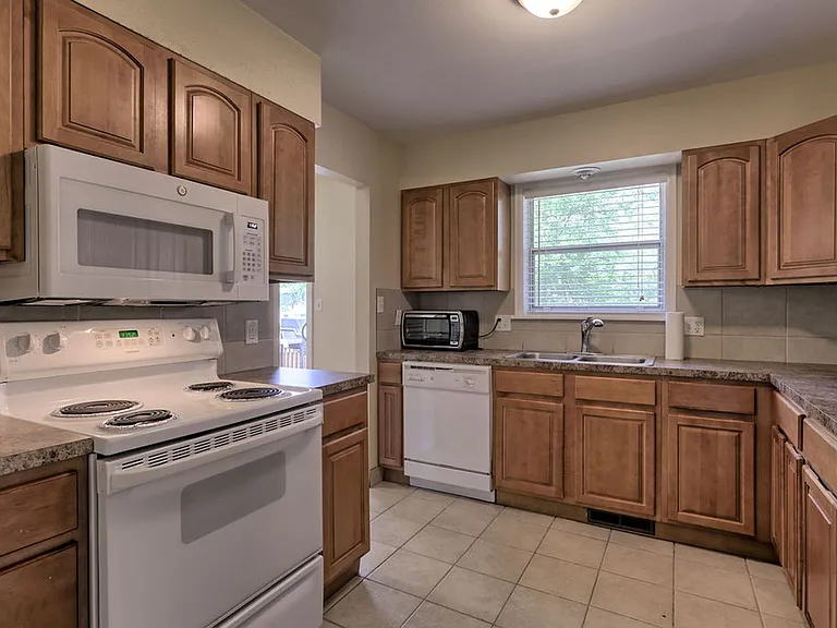 1306 Woodcrest Ct — Photo 7