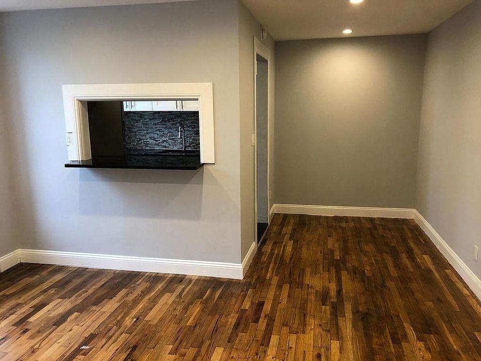 2nd image of 922 Bronx Park S APT 3C