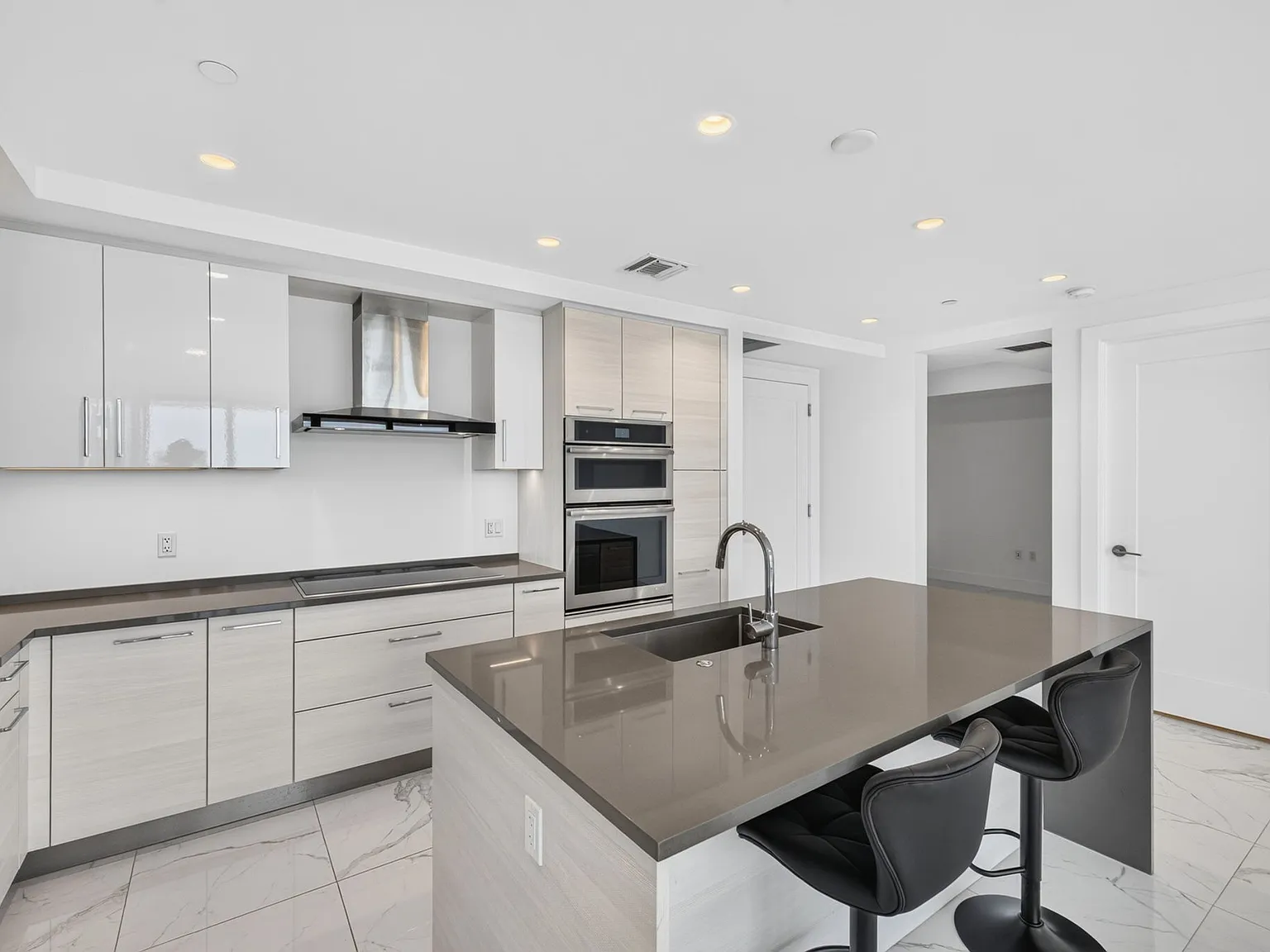 2 bed, 2.5 bath, 1404 sqft, $6,800 — Photo 4