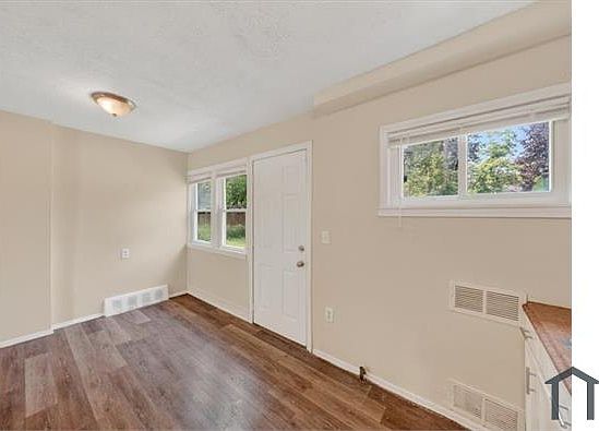 5th image of 8123 Manor St