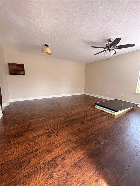 3 bed, 2.0 bath, 1072 sqft, $2,000 — Photo 2