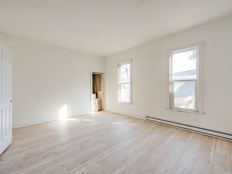 225 SE Spring St — Photo 11