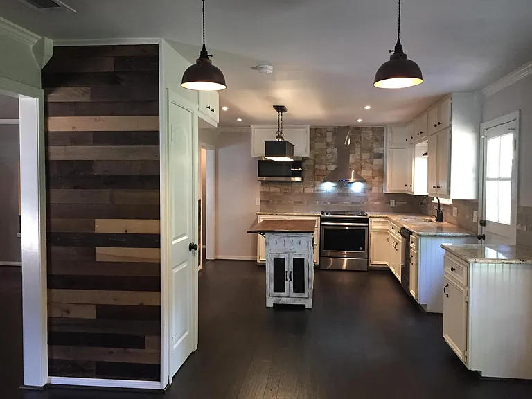 302 Baker Dr — Photo 2