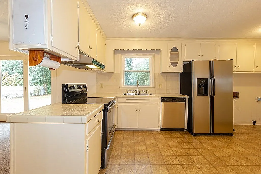 408 Pineview Drive — Photo 3