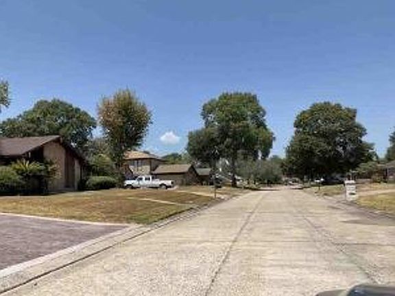 Exterior Neighborhood (street photo)