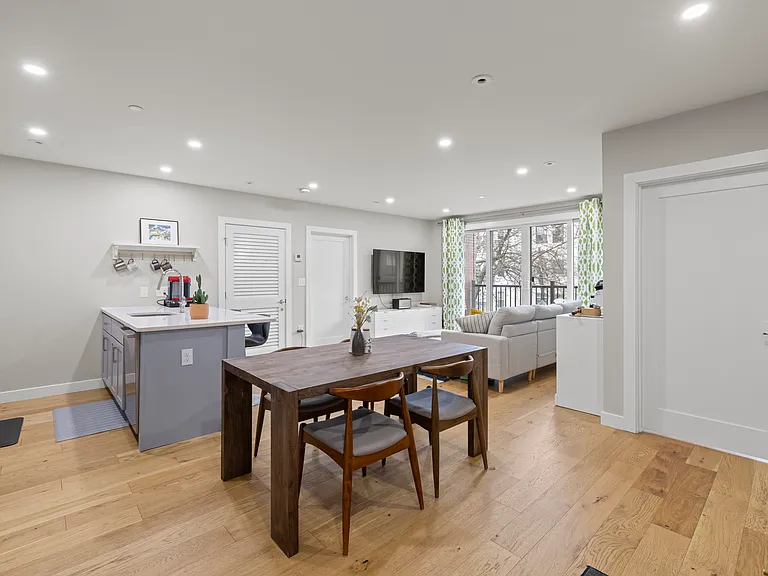 10-16 Everett St #204 — Photo 7