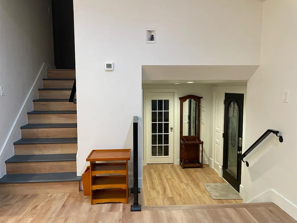 8 bed, 2909 sqft, $775 — Photo 3